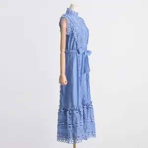 Vue latérale d'une robe bleue sans manches élégante avec dentelle et ceinture