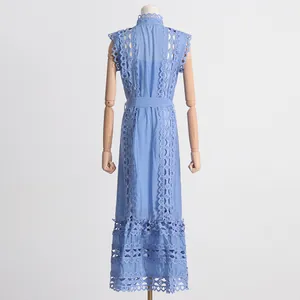 Vue arrière d'une robe midi bleue de style français avec broderie et détails ajourés