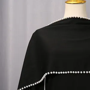Detailansicht des eleganten, mit Perlen besetzten Schals an diesem schwarzen Vintage-Kleid