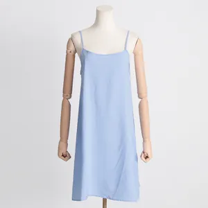 Vue de face d'une robe nuisette bleu clair minimaliste sur un mannequin articulé en bois