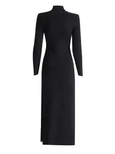 Vue arrière d'une robe longue noire minimaliste à col roulé et manches longues d'automne.