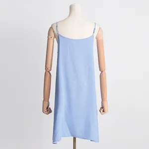Vue arrière d'une élégante robe caraco bleu clair de style français sur un mannequin.