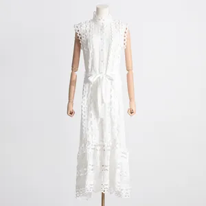 Une robe blanche élégante de style français avec broderie sur un mannequin en bois