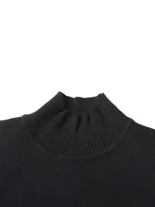 Gros plan du col montant sur une robe en maille côtelée noire