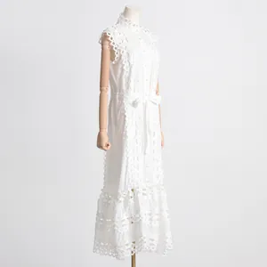 Détail d'une robe longue blanche de style français avec broderie ajourée sur mannequin