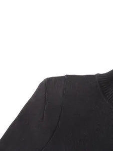 Détail de la couture de l'épaule et de la texture en maille côtelée de cette robe noire.