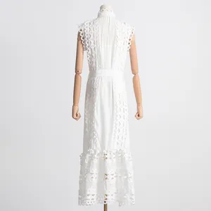 Vue arrière d'une robe blanche style français avec dentelle et broderies ajourées