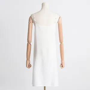 Vue arrière détaillée d'une élégante robe blanche de style français sur un mannequin.