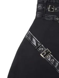 Vue détaillée d'une robe noire avec sangles en similicuir et boucles métalliques.