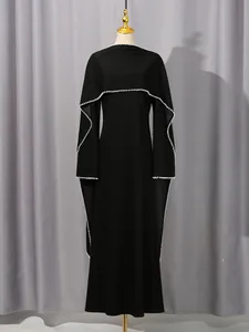 Elegantes schwarzes Maxikleid mit hoher Taille und Perlenbesatz-Cape, Vorderansicht auf Puppe