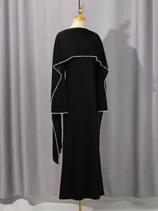 Elegantes schwarzes Maxikleid mit perlenbesetztem Schal und Vintage-Hochtaille.