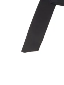 Vue macro détaillée montrant la texture côtelée d'une robe en maille noire de style français
