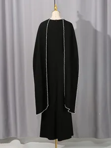 Elegantes schwarzes Maxikleid mit hoher Taille und perlenbesetzten Cape-Ärmeln