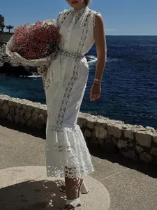 Robe longue blanche de style français élégante avec broderie de dentelle et détails ajourés