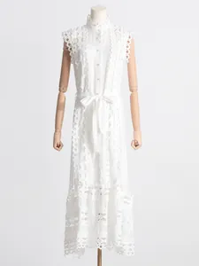 Robe longue blanche sans manches style français avec broderie ajourée et ceinture