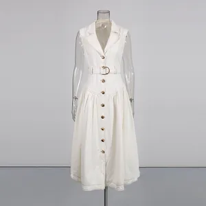 Vorderansicht eines eleganten weißen ärmellosen langen Kleides mit Knöpfen und Gürtel