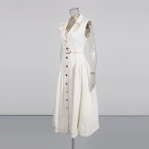 Elegantes weißes ärmelloses Midikleid mit Gürtel und Knopfleiste vorne im Design