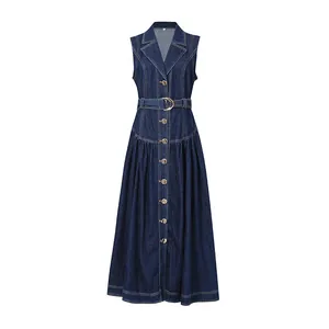 Vorderansicht ärmelloses dunkelblaues Denim-Maxikleid mit Reverskragen und Gürtel