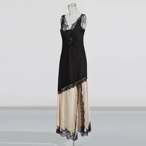 Élégante robe longue bicolore avec dentelle délicate et détail d'ourlet asymétrique.