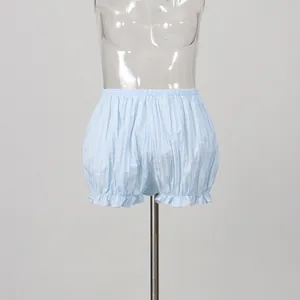 Detailansicht der süßen blau gestreiften Bloomers-Shorts mit Rüschen am Saum
