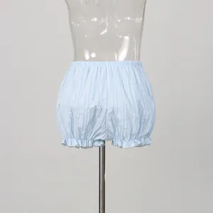 Nahaufnahme der hellblau-weiß gestreiften Rüschen-Bloomers auf einem Mannequin-Torso