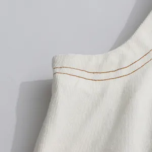 Nahaufnahme der Doppelnaht an einem weißen ärmellosen Kleid im koreanischen Stil