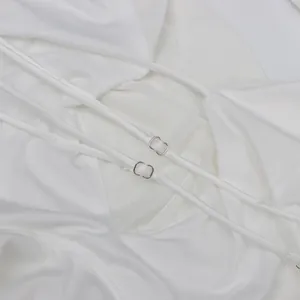 Detailansicht verstellbarer Spaghettiträger an weißem elegantem Abendkleid