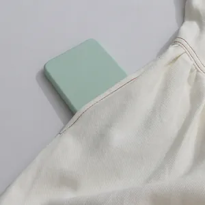 Makroansicht eines funktionalen Taschendetails an einem weißen Kleid im koreanischen Stil