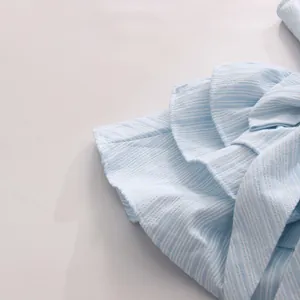 Detailansicht des hellblau gestreiften Seersucker-Stoffs mit Rüschendesign