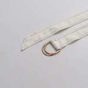Detailansicht weißer Stoffgürtel mit goldener D-Ring-Schnalle und Kontrastnähten