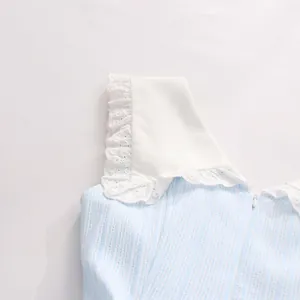 Detailansicht des weißen Spitzenkragens und des blau gestreiften Stoffes am Kleid