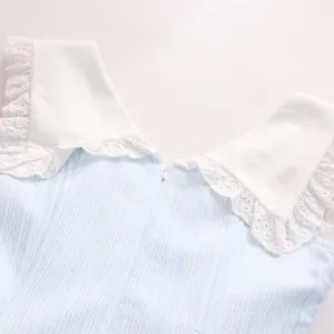 Detailansicht eines blau gestreiften Kleides mit weißem Spitzenkragen im süßen Stil.
