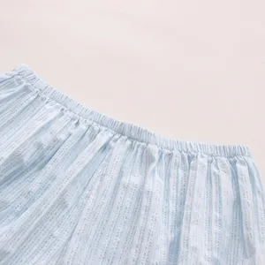 Nahaufnahme des elastischen Bundes und blau-weiß gestreiften Stoffes am Sommer-Minirock