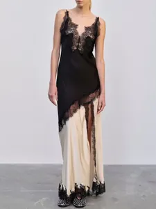 Robe longue à bretelles élégante et sans manches avec dentelle patchwork noir et crème