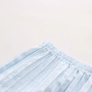 Detailaufnahme des elastischen Bunds an einem blau-weiß gestreiften Seersucker-Kleid.