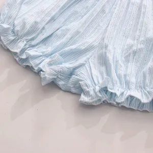 Detailansicht des hellblau-weiß gestreiften Stoffes mit süßem Rüschensaum-Detail