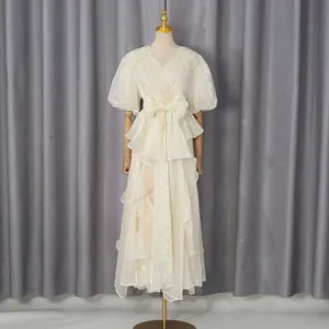 Elegante crème maxi-jurk met ruches, V-hals, pofmouwen en een grote strik detail