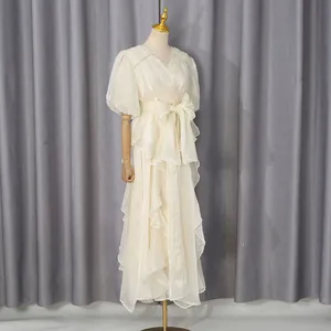 Elegante crème maxi-jurk met ruches, pofmouwen en een stijlvolle ceintuur met strik