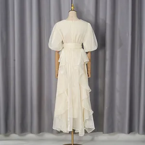 Achteraanzicht van elegante gebroken witte maxi-jurk met trapsgewijze ruches en pofmouwen