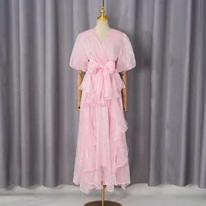 Elegante roze maxi-jurk met ruches, pofmouwen en V-hals voor damesmode.