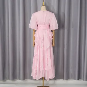 Achteraanzicht van elegante roze maxi-jurk met gelaagde ruches en pofmouwen op pop.