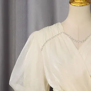 Detailweergave van de elegante geplooide halslijn met strasstenen afwerking