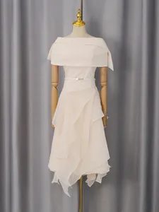 Elegante completo beige con scialle scoperto e gonna lunga a balze per donne alla moda