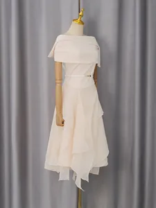 Elegante completo due pezzi con mantella con spalle scoperte e gonna midi fluida