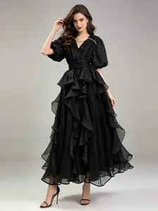 Elegante zwarte maxi-jurk met ruches, V-hals en tailleband voor zomer