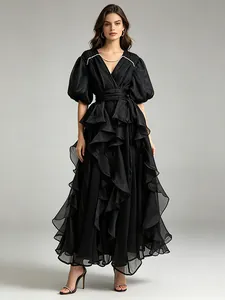 Elegante zwarte maxi-jurk met V-hals, ruches en pofmouwen voor de zomerse avonden