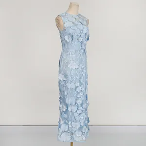 Squisiti dettagli floreali 3D applicati su questo elegante abito lungo azzurro senza maniche