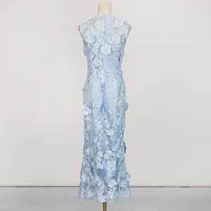 Vista posteriore dell'abito da sera senza maniche azzurro con ricami floreali 3D delicati