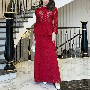 Ensemble deux pièces en dentelle rouge élégant avec broderie florale sur mannequin de luxe