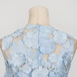 Dettaglio ricamo floreale 3D azzurro sul retro del vestito